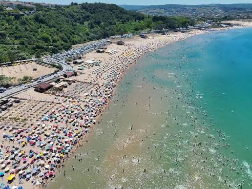 Sıcaklar Rekor Seviyede: Mersinliler Plajlara ve Yaylalara Akın Etti